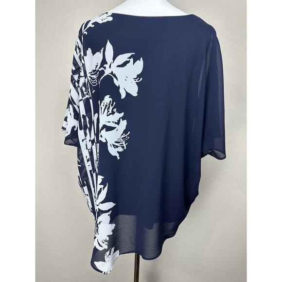 Roz & Ali Women’s Sz 1X Top Blouse Navy White Florals Asymmetrical Hem Tropical - Picture 7 of 13